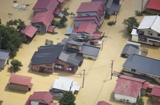 記録的大雨、2人死亡　山形・秋田、不明者捜索