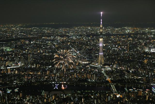 夜空を彩る2万発の競演　東京の夏の風物詩　隅田川花火大会