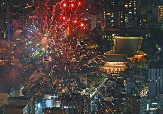 小雨の隅田川花火大会　下町の夜空にドドンと2万発　地上350mから花火見下ろす人も