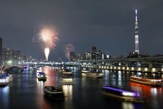 下町の夜空、大輪彩る　隅田川花火大会