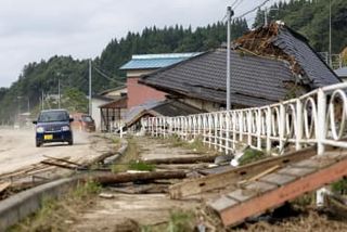 山形・秋田、再び大雨警戒　不明者の捜索続く