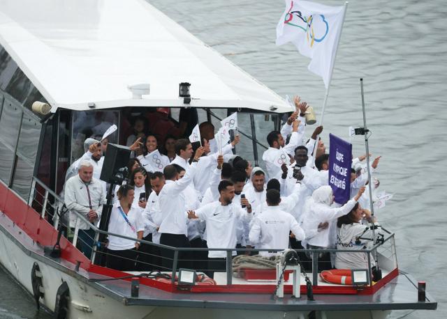 難民選手団の旗手「夢持ち続けて」　五輪開会式に11カ国37人参加