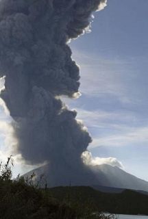 鹿児島・桜島で噴煙４４００ｍ　爆発的噴火、県内に降灰予報