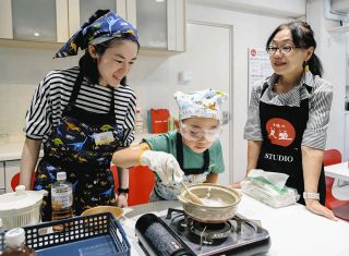 つくりたてのお塩をおむすびで味わう　「東京すくすく」と「天塩」が体験イベント