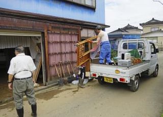 大雨被災地で住民片付け、山形　急流・最上川の舟下り再開へ