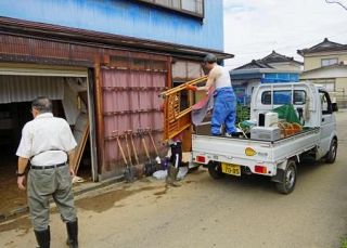 大雨被災地で住民片付け、山形　急流・最上川の舟下り再開へ