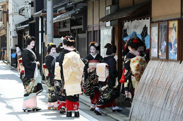 芸舞妓、黒紋付きで「おめでとうさんどす」　京都の花街で「八朔」