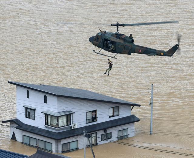 【写真まとめ】秋田、山形大雨から1週間　救助や捜索、被災地の記録