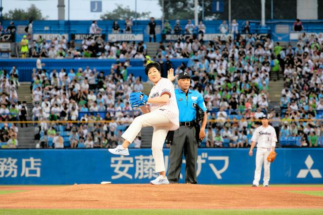 小池百合子都知事が始球式で剝離骨折　全治2カ月、当面リモート勤務