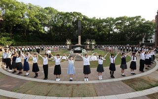 核なき世界の実現を＝高校生らが「人間の鎖」―長崎原爆忌