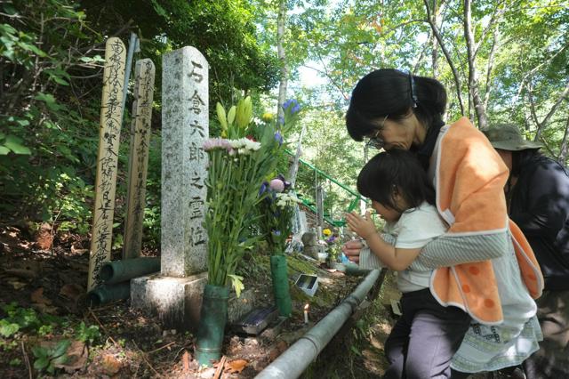 遺族らが慰霊登山　「リセットボタン押す日」　日航機墜落39年