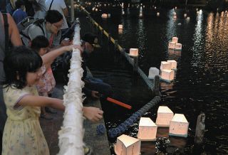 灯籠流しで、原爆写真展で、防空壕見学会で…「戦争に思いはせるきっかけに」　都内各地で悼む催し