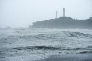 台風７号接近、お盆の交通直撃　新幹線と空の便で運休相次ぐ