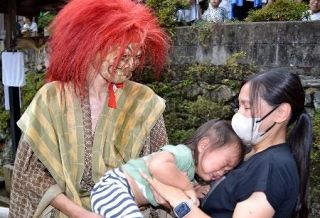 椎出厳島神社、祈願で舞奉納　和歌山、怖い鬼に子ども泣き叫ぶ