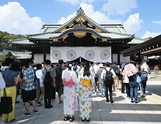 ８月15日の靖国神社　14歳がつぶやいた「戦争って、なんでやってるんだろう」　参拝者、それぞれの思い