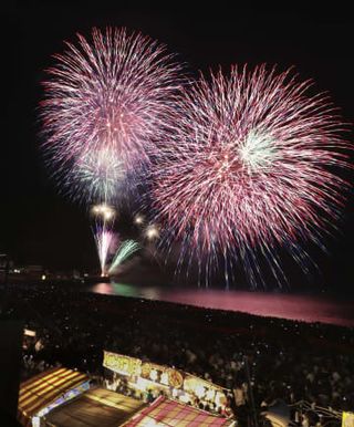 三重・熊野灘に約1万発　夜の海彩る大花火