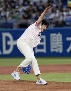 小池都知事が骨折後初登庁　始球式負傷で２週間ぶり