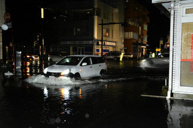 茨城県で激しい雷雨　停電も　JR常磐線土浦―水戸間運転見合わせ