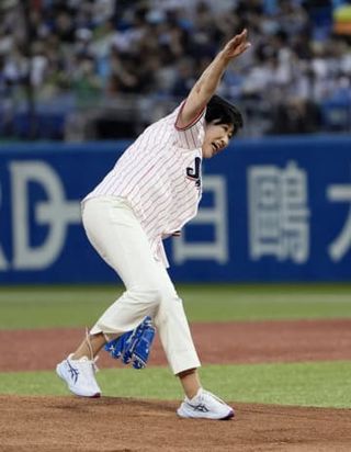 小池都知事が骨折後初登庁　始球式負傷で2週間ぶり