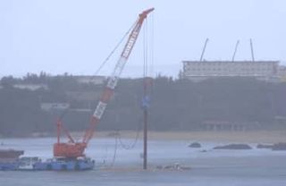 辺野古沖の海中にくい下ろす　大浦湾側、本格工事着手か