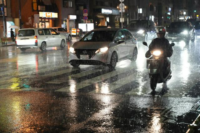 東京都内、100ミリ超の猛烈な雨　山手線一時運転見合わせ、冠水も