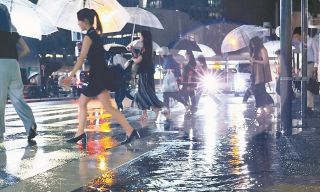 東京・港区付近で1時間100ミリの猛烈な雨　宵のうちを激しい雷雨が襲う　渋谷川・古川に「氾濫危険情報」