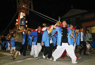 地震の傷痕残る町、キリコ巡行　「輪島大祭」地域の絆強く