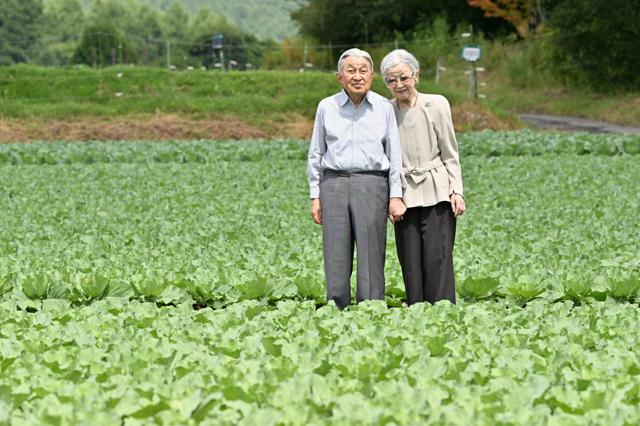 上皇ご夫妻、手を取り合い野菜畑を散策　静養で長野県軽井沢町に滞在