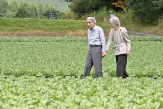 上皇ご夫妻、野菜畑を散策　旧満州引き揚げ者の入植地