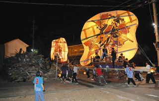 能登町鵜川の「にわか祭」　倒壊家屋やでこぼこ道照らす希望の灯　規模縮小してでも「町を元気にしたい」