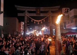 富士山の麓、たいまつが照らす　山梨、吉田の火祭りで夏山に幕