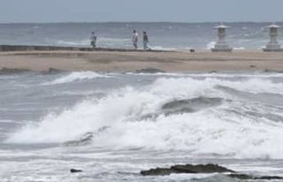 台風10号、暴風域伴い接近へ　西日本中心、災害厳重警戒