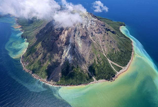 色、姿、険しさ　「表情」は山ほど　鹿児島上空からヘリコプターで