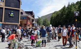 山梨側に効果、静岡側は迷惑続く　富士山規制、統一ルール求める声