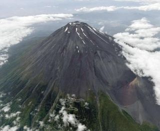 富士山、静岡県側も通行料検討　入山時間を制限、来夏目標に