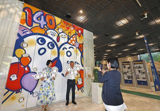 巨大「むぎゅ」がお出迎え！　8月27日から東京新聞140周年の感謝イベント