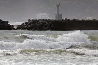 台風10号、発達し奄美に接近　太平洋側でも局地的に雨強まる