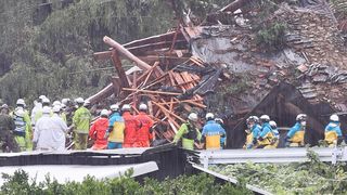 【動画】倒壊民家に５人か、１人心肺停止　土砂崩れ、２人は重軽傷　愛知・蒲郡