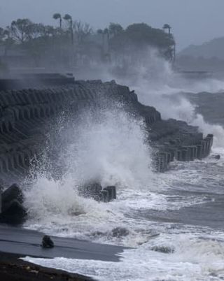 鹿児島に暴風波浪の特別警報　九州、四国で線状降水帯恐れ