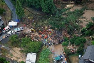 愛知で土砂崩れ、５人巻き込まれ　２人救出、１人は１２時間後