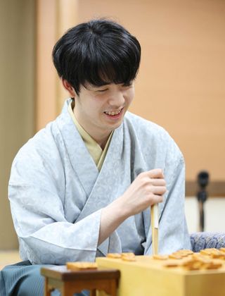 藤井七冠、永世二冠に＝最年少、２２歳１カ月―将棋・王位戦