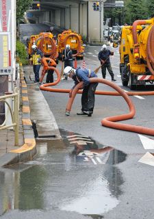 国道246号が冠水　世田谷区用賀　台風10号による大雨で下水槽がオーバーフローか