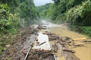 北海道でJR線路に土砂　大雨、復旧めど立たず