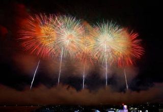 秋田・大曲の花火、大輪が夜空に　次々と１万８０００発