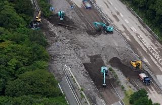 北海道から東海、大雨に警戒　前線南下で大気不安定