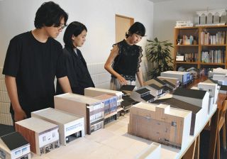 震災前の「一本杉通り」忘れない　七尾市の建築家が街の復元模型を制作　全国の学生ボランティアも協力