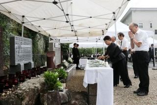 紀伊豪雨１３年、献花し追悼　遺族「さみしさ強く」