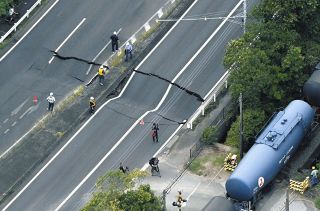 千葉・市原市で道路陥没、国道16号の上下4車線を通行止め　前日の激しい雨が原因か　通行再開めど立たず