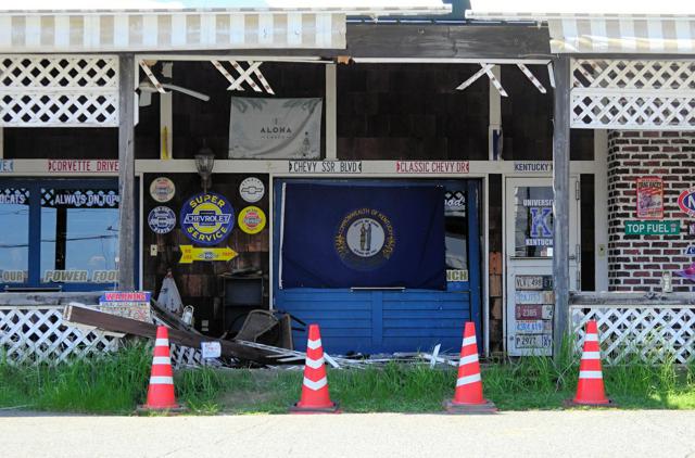 カフェのテラス席に車突っ込む　客2人重軽傷、兵庫・尼崎の国道沿い