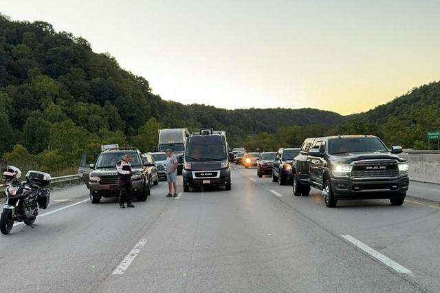 米ケンタッキー州で走行中の車に銃撃、数人けが　容疑者は逃走